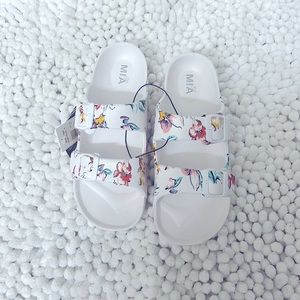 Never worn Mia Girl Floral white size 7 women Sandals